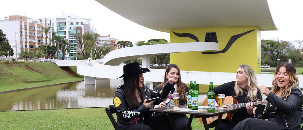 Show sertanejo gratuito, no meio da rua, vai agitar Curitiba neste sábado (08)